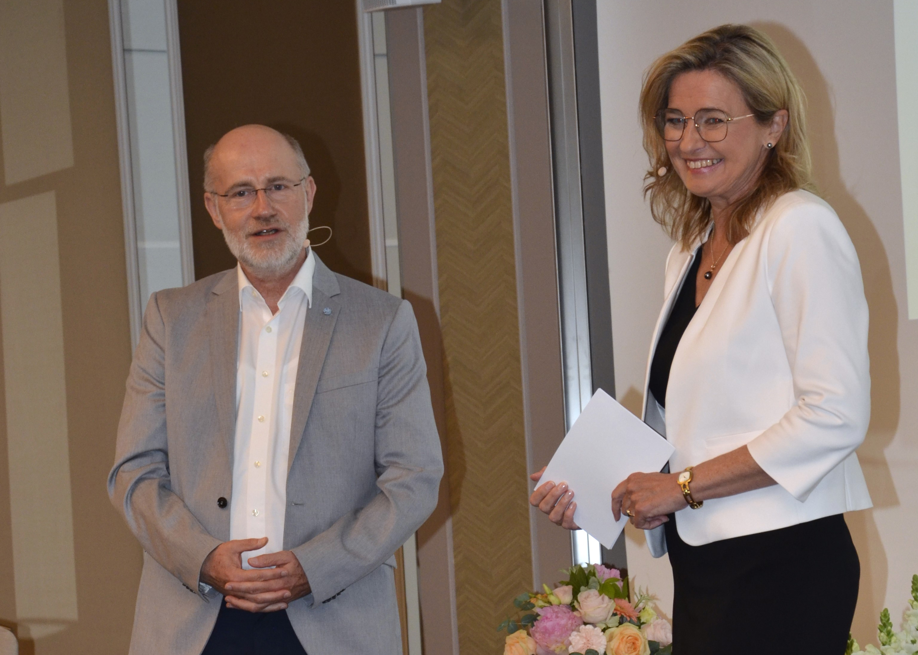 Harald Lesch mit Iska Schreglmann auf Buehne bei Eduard-Rhein-Stiftung